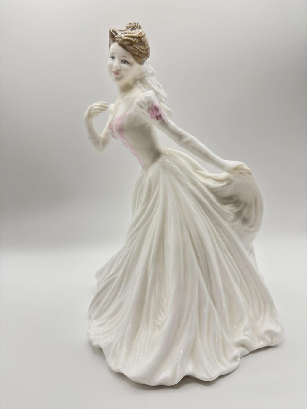 Royal Doulton Bride Figurine HN4324, Elegant White Wedding Dress Figure, Classic Bone China Lady Ornament