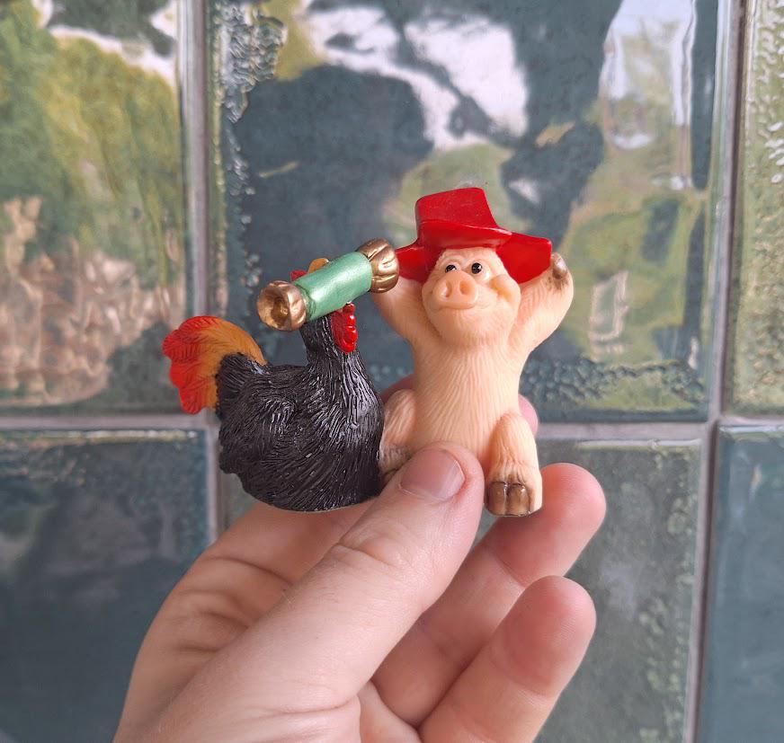 Piggin Pressies Figurine David Corbridge 2000 Pig & Rooster Christmas Gift Ornament Collectible