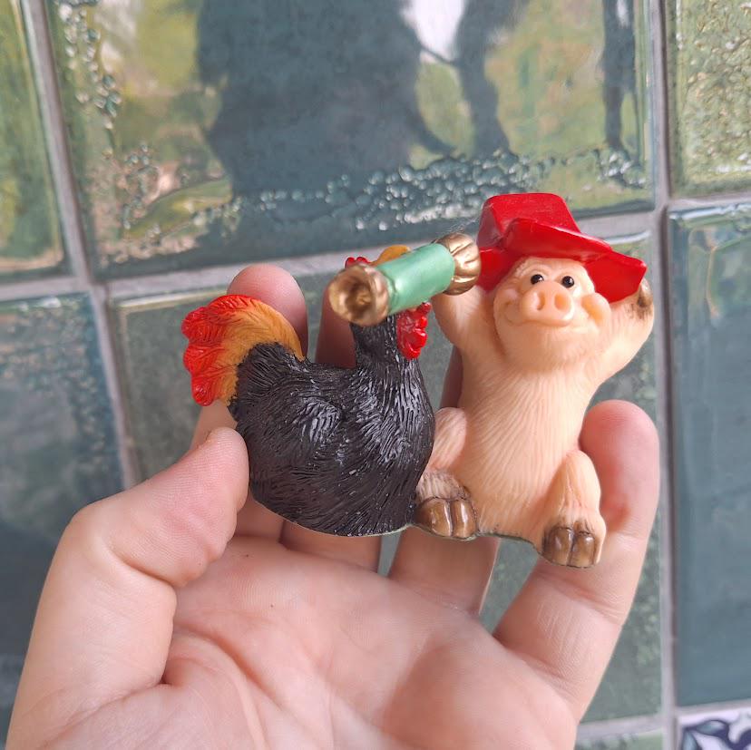 Piggin Pressies Figurine David Corbridge 2000 Pig & Rooster Christmas Gift Ornament Collectible