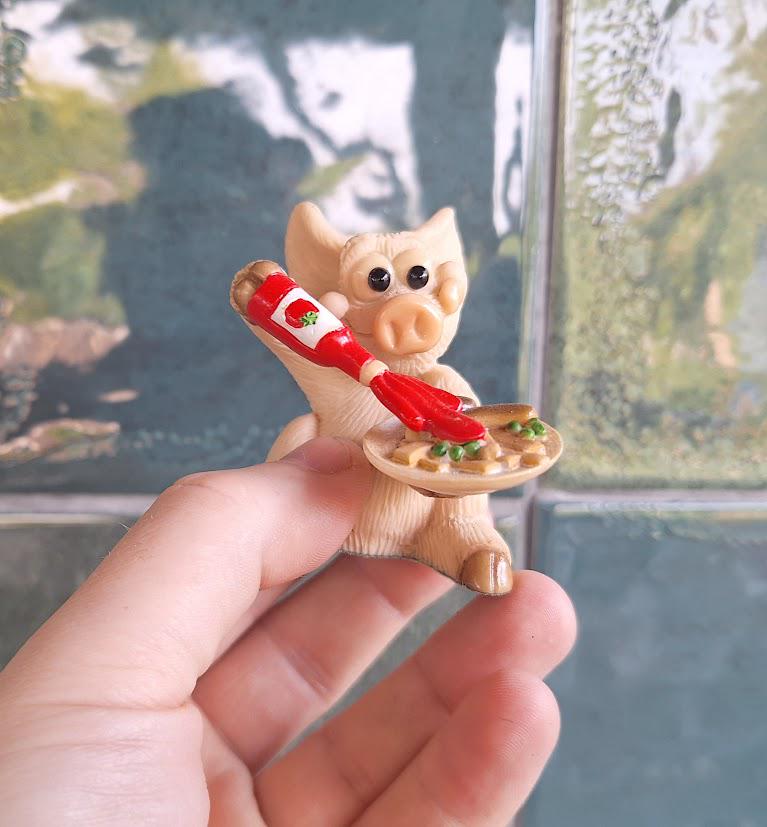 Piggin Saucy Figurine David Corbridge 2000 Piggin Collectible Pig With Tomato Ketchup & Pie