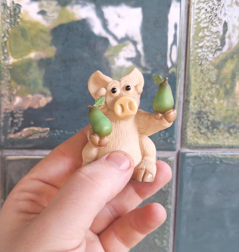 Piggin Twice Pear Figurine David Corbridge 2001 Piggin Collectible Pig Holding Pears Ornament