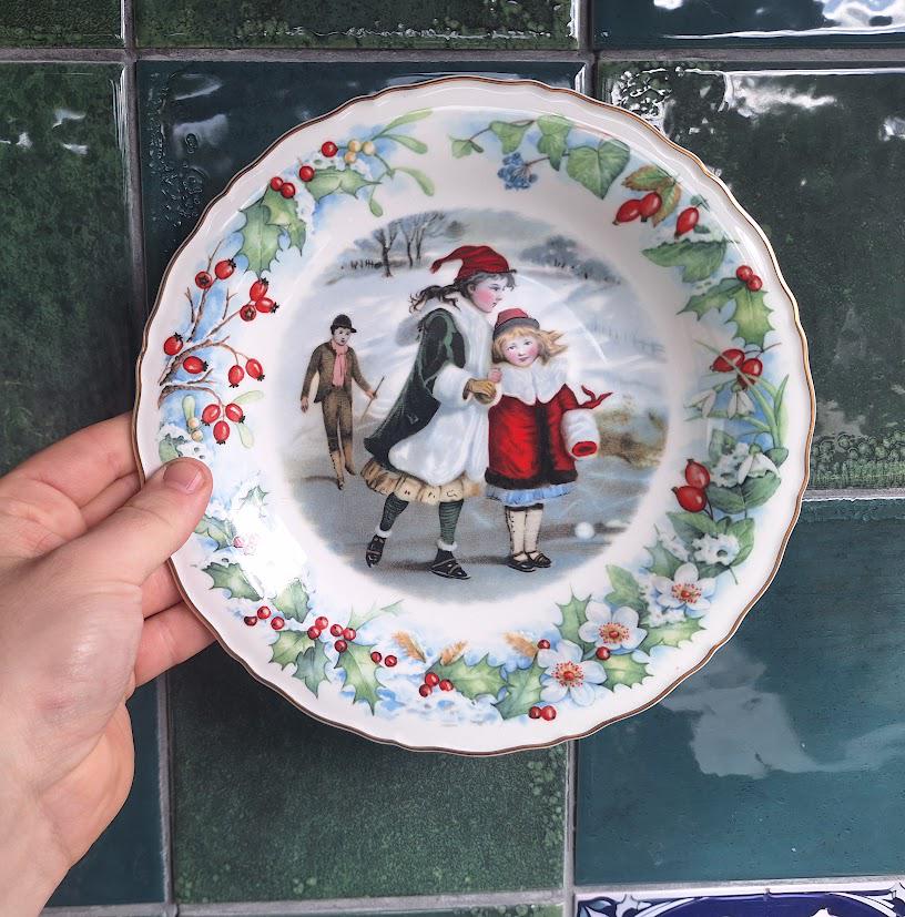 Wedgwood Victoria & Albert Museum Christmas Plate 1991 Bone China Ice Skating (Boxed With Certificate)