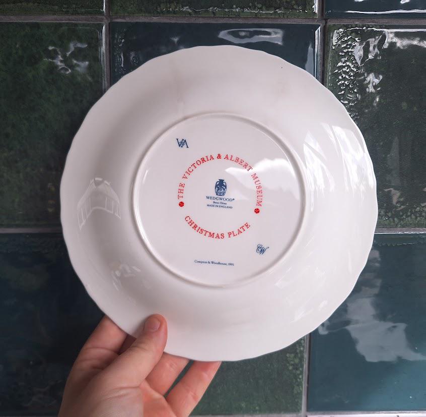 Wedgwood Victoria & Albert Museum Christmas Plate 1991 Bone China Ice Skating (Boxed With Certificate)