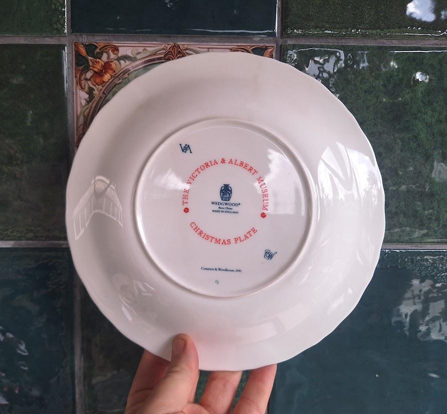 Wedgwood V&A Museum Christmas Plate 1991: Children Winter Scene Bone China (Boxed)