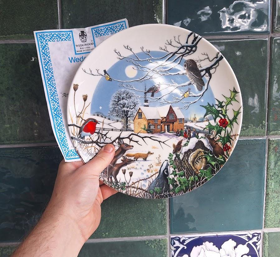 Wedgwood 1990 Christmas Plate: Arrival of Carol Singers, Colin Newman Country Christmas Bone China