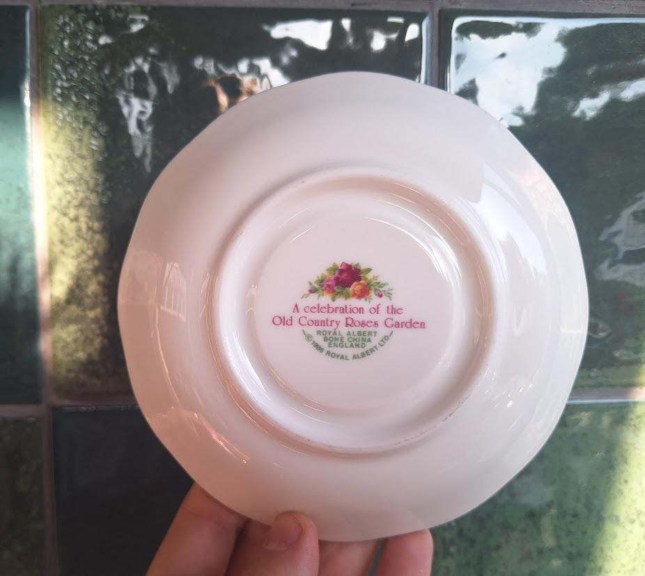 Boxed Set of 6 Royal Albert A Celebration of Old Country Roses Garden Teacups & Saucers 1986 English Bone China Gold Trim
