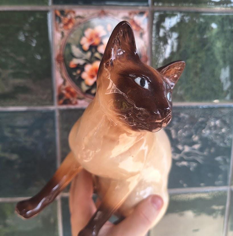 Vintage SylvaC 5107 Large Siamese Cat Figurine, 1970s English Pottery Blue Eyed Chocolate Point Ceramic Cat Ornament
