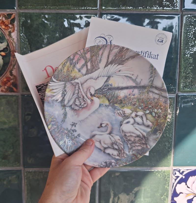 Grande København Den Smukkeste af Dem Alle Collector Plate 1987, Karen Jean Bornholt Ugly Duckling Danish Porcelain Boxed