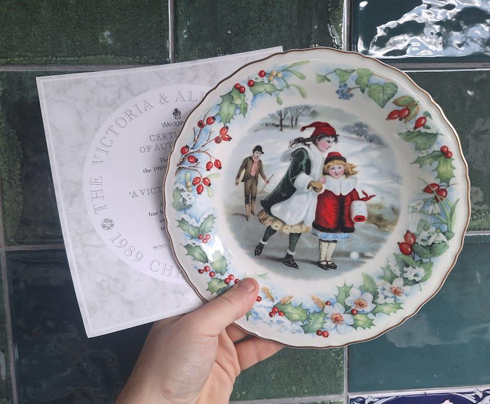Wedgwood Victoria & Albert Museum Christmas Plate 1991 Bone China Ice Skating (Boxed With Certificate)
