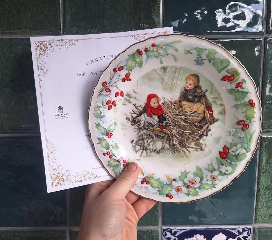 Wedgwood Victoria & Albert Museum Christmas Plate 1990 Bone China Children Winter Cart Scene Boxed Certificate Compton Woodhouse