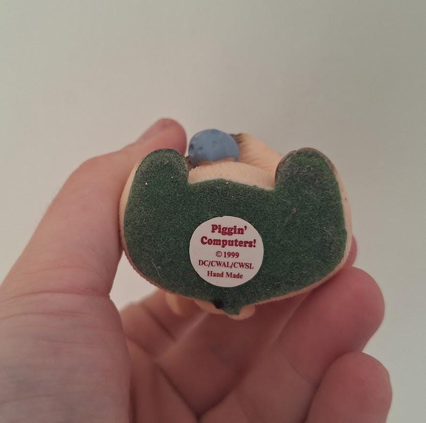 Vintage Piggin Computers Figurine 1999 David Corbridge Collectible World Resin Pig Computer Mouse Office Desk Ornament