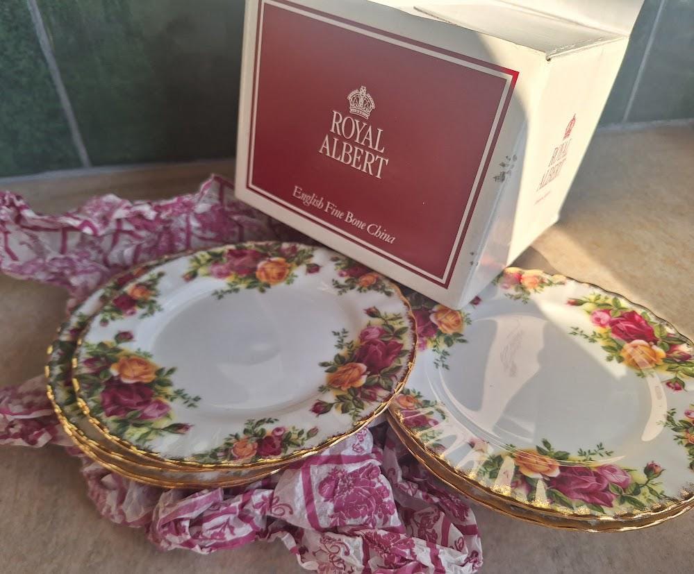 Boxed Set of 6 Royal Albert Old Country Roses 6.25in Tea Side Plates, English Fine Bone China Gold Rim Sandwich Cake Plates