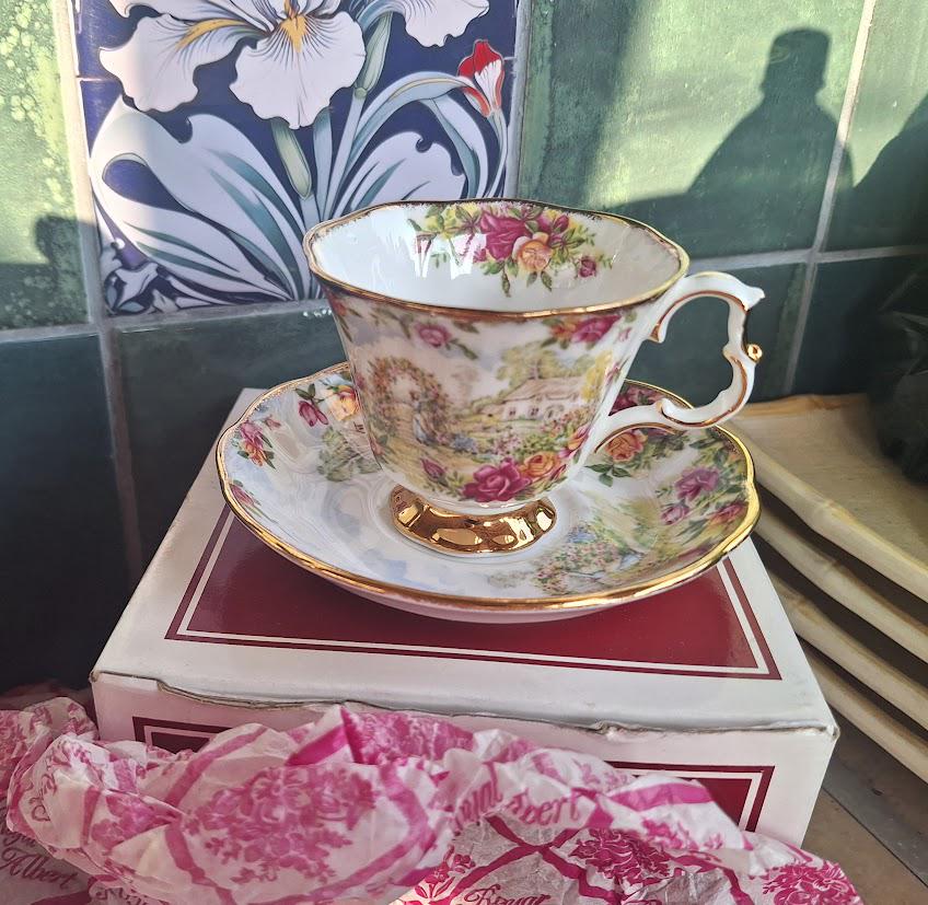 Boxed Set of 6 Royal Albert A Celebration of Old Country Roses Garden Teacups & Saucers 1986 English Bone China Gold Trim