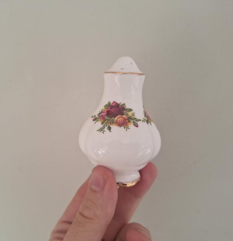 Royal Albert Old Country Roses Salt & Pepper Shakers Pair Bone China England