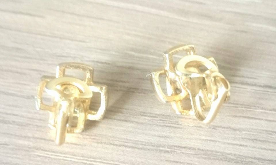 Vintage Earrings  Retro 1960's Gold Tone Daisy Stud Clip On Earrings (Shabby Chic)