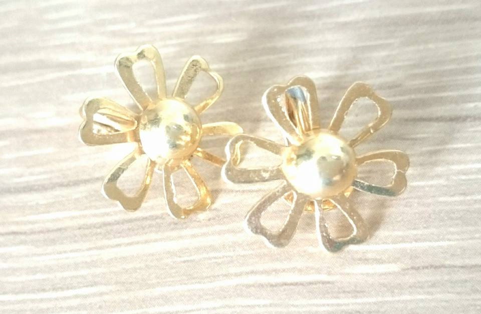 Vintage Earrings  Retro 1960's Gold Tone Daisy Stud Clip On Earrings (Shabby Chic)