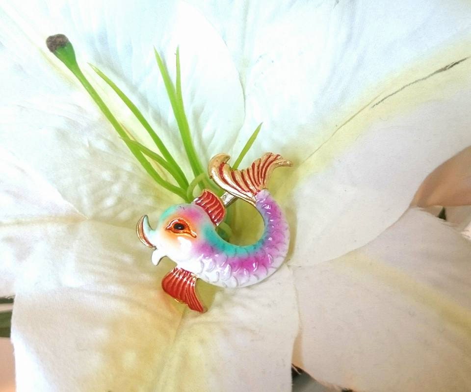 Vintage Koi Fish Brooch: Gold Tone Oriental Scarf Pin